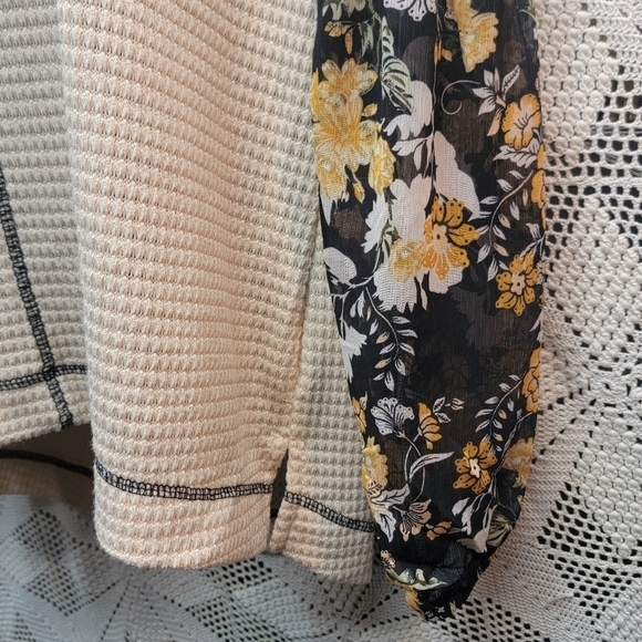 True self size large top with sheer floral sleeves and crochet trim - Picture 4 of 16